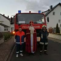 Der Nikolaus kommt mit dem Feuerwehrauto zu Besuch
